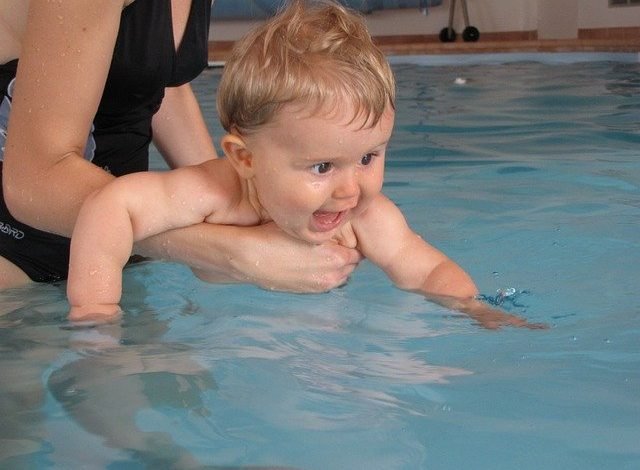 الدراسة: علم أطفالك السباحة لتحسين تعلمهم!